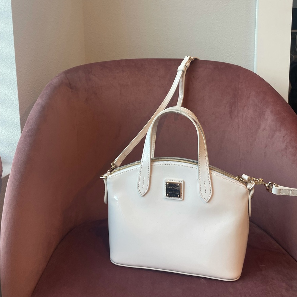 White handbag Dooney and Bourke